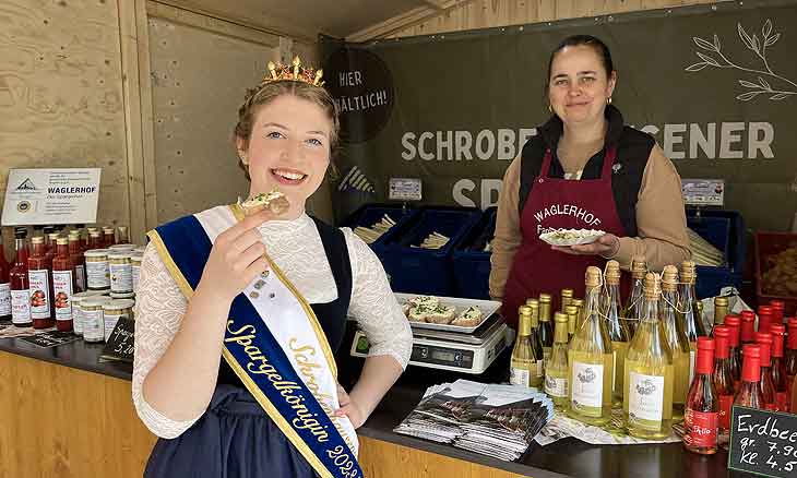 Spargelkönigin Natalie I. am Waglerhof-Stand der Familie Gamperl, bei der sie eine Ausbildung macht: Traditionelles Spargelfest Schrobenhausen am 20.05.2023 (©Foto. Martin Schmitz)